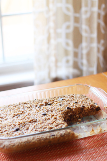Delicious and healthy! Make this baked oatmeal ahead of time for a warm and comforting breakfast the whole family will love. Double and freeze an extra one for later, too. #freezermeal #realfood