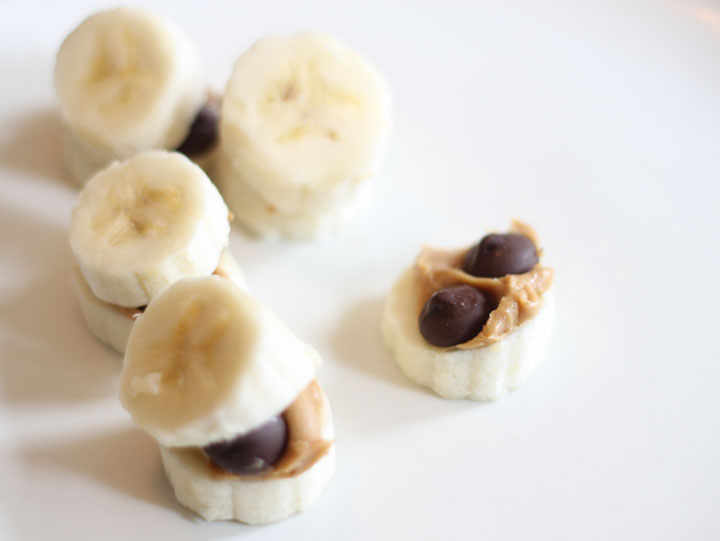 Banana bites with peanut butter and dark chocolate 