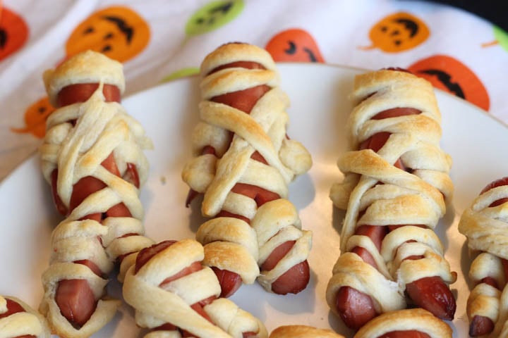 Mummy dogs are an easy to make, fun Halloween treat. This spooky treat is a huge hit at Halloween parties. Make lots! | Thriving Home