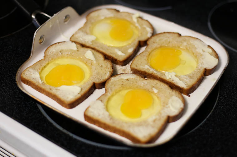 Eggs in a hole cooking