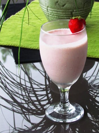 Want a healthy snack to power you through the morning or afternoon? This banana split power smoothie is it.