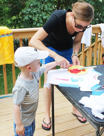 kids making 4th of july shirts