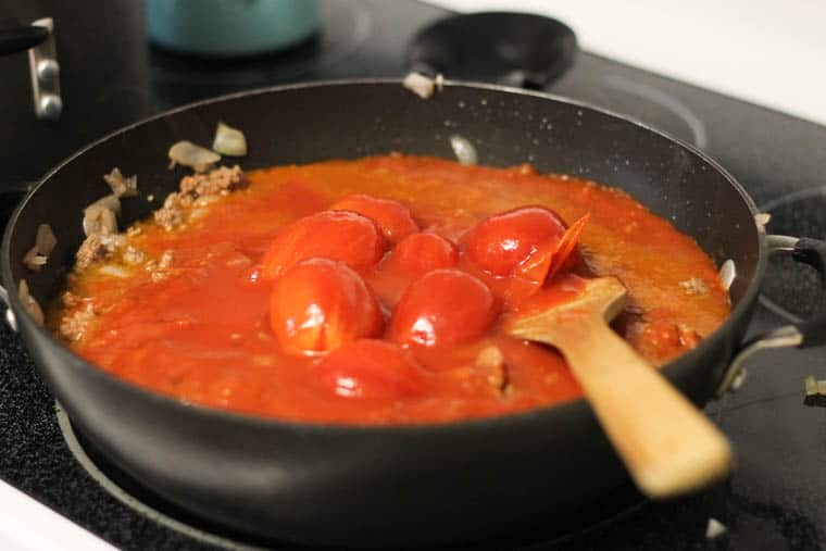 Making tomato sauce