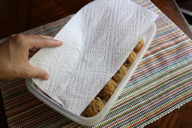 Storage container for muffins