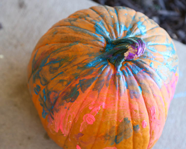 Pumpkin painting: a great alternative to carving pumpkins. A fun, fall activity to do with any age!