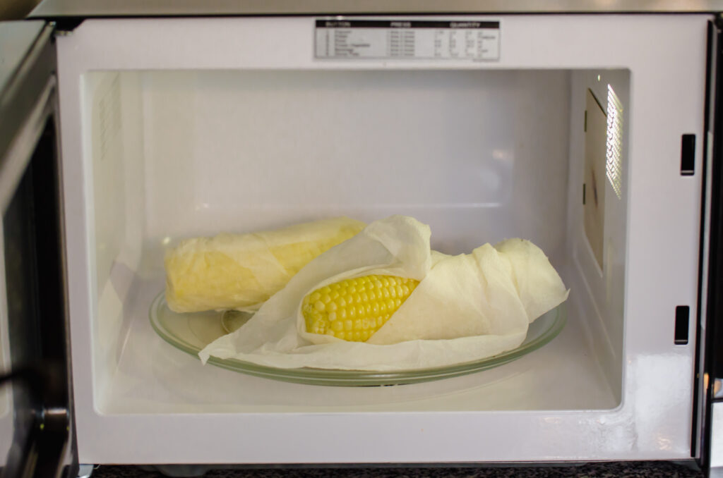 Corn on the cob without husk in the microwave