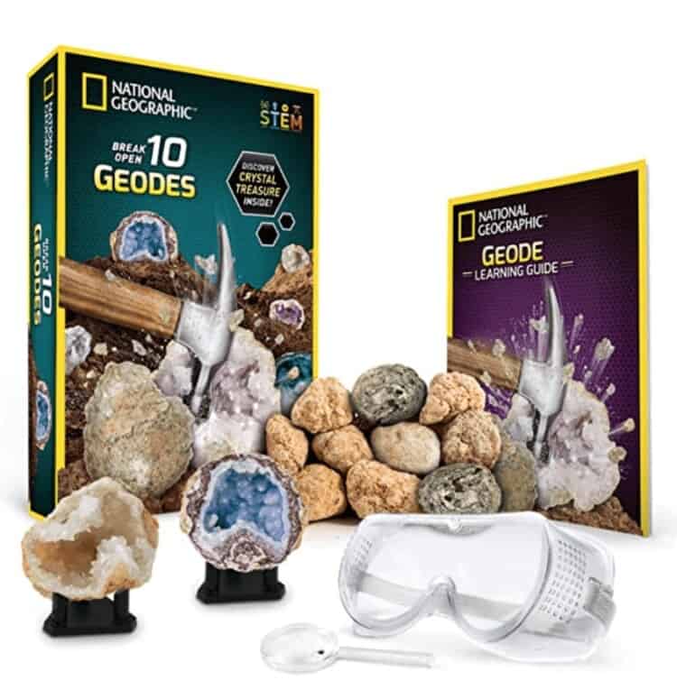 Stock photo of a National Geographic Geodes kit with a booklet beside it and geodes in front of it.