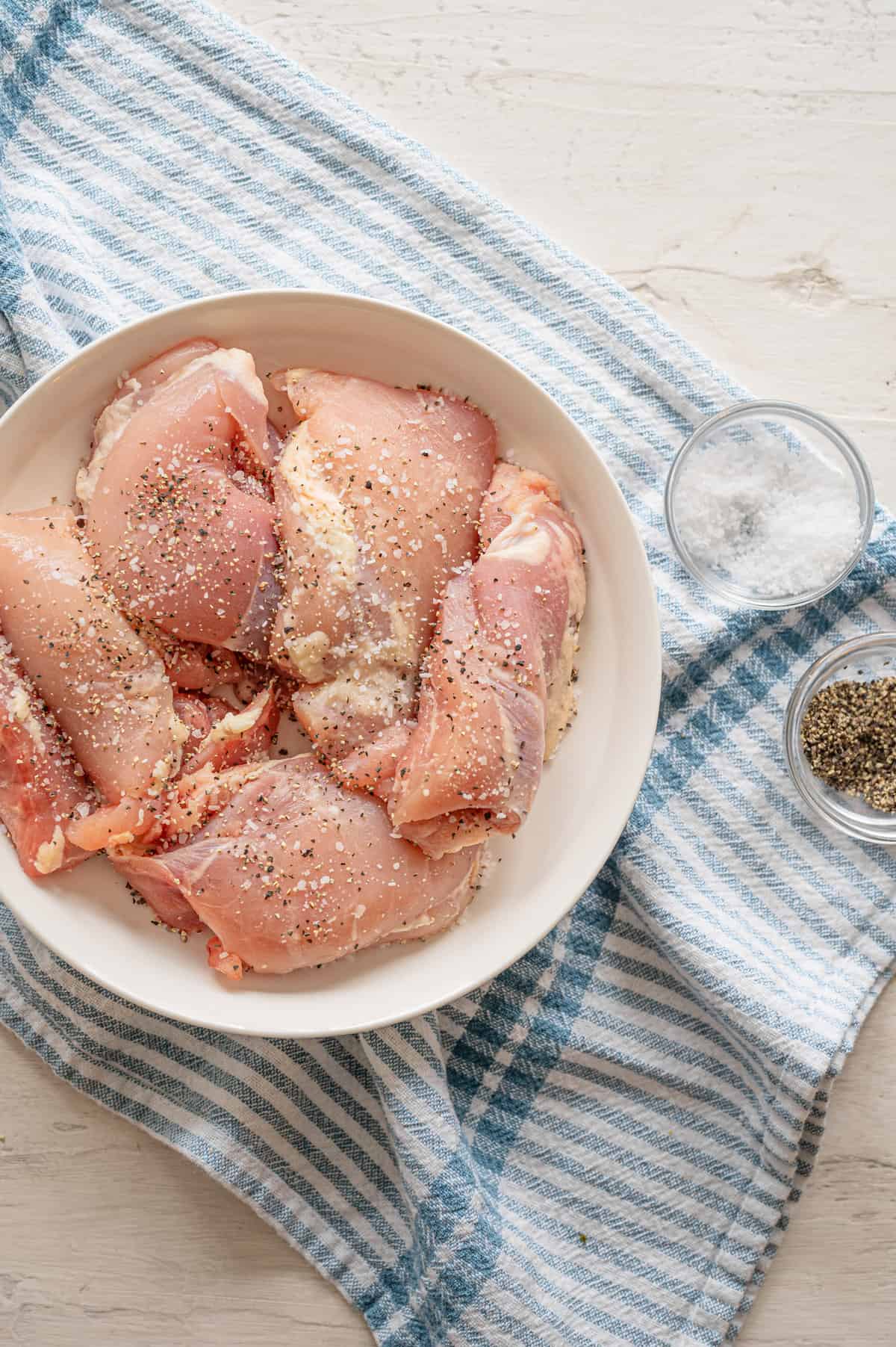 process shot of seasoned chicken thighs